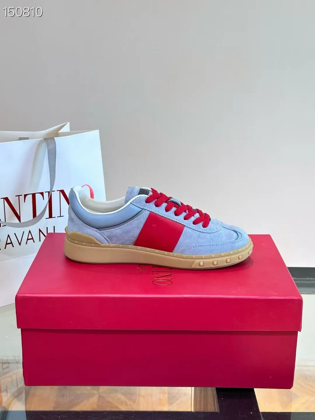 Factory price: 438💰Original quality, top version on the market VALENTINO (Valentino) latest fashion week catwalk [couples 👫 model], unique design, fashionable family specializes in slim feet🔥A fashion product of Baita [strong] Fabric: The toe is made of high mercerized triangular grain cowhide and A-grade full-grain cowhide, original lasting process Inner lining: cowhide lining + men's shoes 💰U hanging mesh feet, heels and tongues decorated with VaIentin* shallow relief oversized rivets Size: 38-44, customized 45